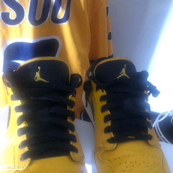 Nike Air Jordan’s 1’s Yellow and Black, like new still. I really good condition - Picture 13 of 13